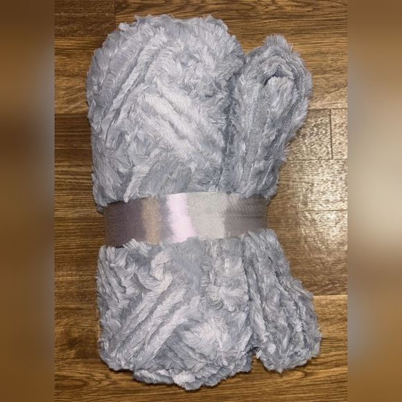 Limited edition soft gray plush throw - Picture 4 of 17